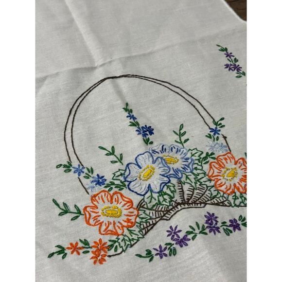 Vintage white linen table dresser runner hand embroidered baskets of flowers - Picture 3 of 3